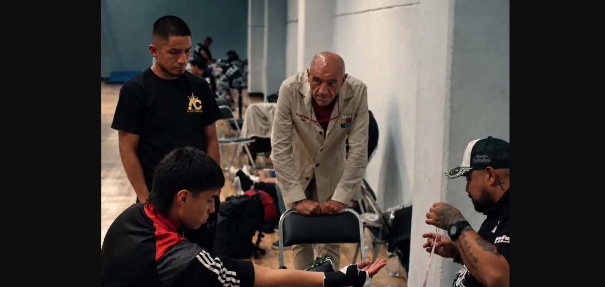 Matías Botello y Alan Cuatecatl durante función de boxeo
