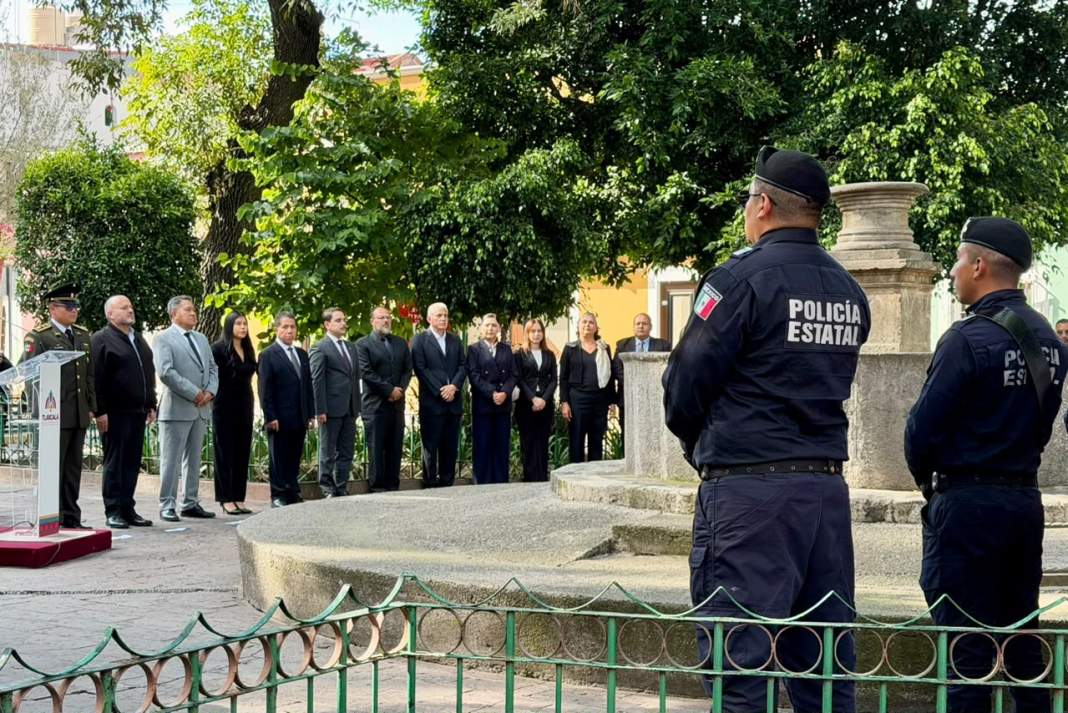 Carlos López Suárez durante ceremonia cívica en Tlaxcala