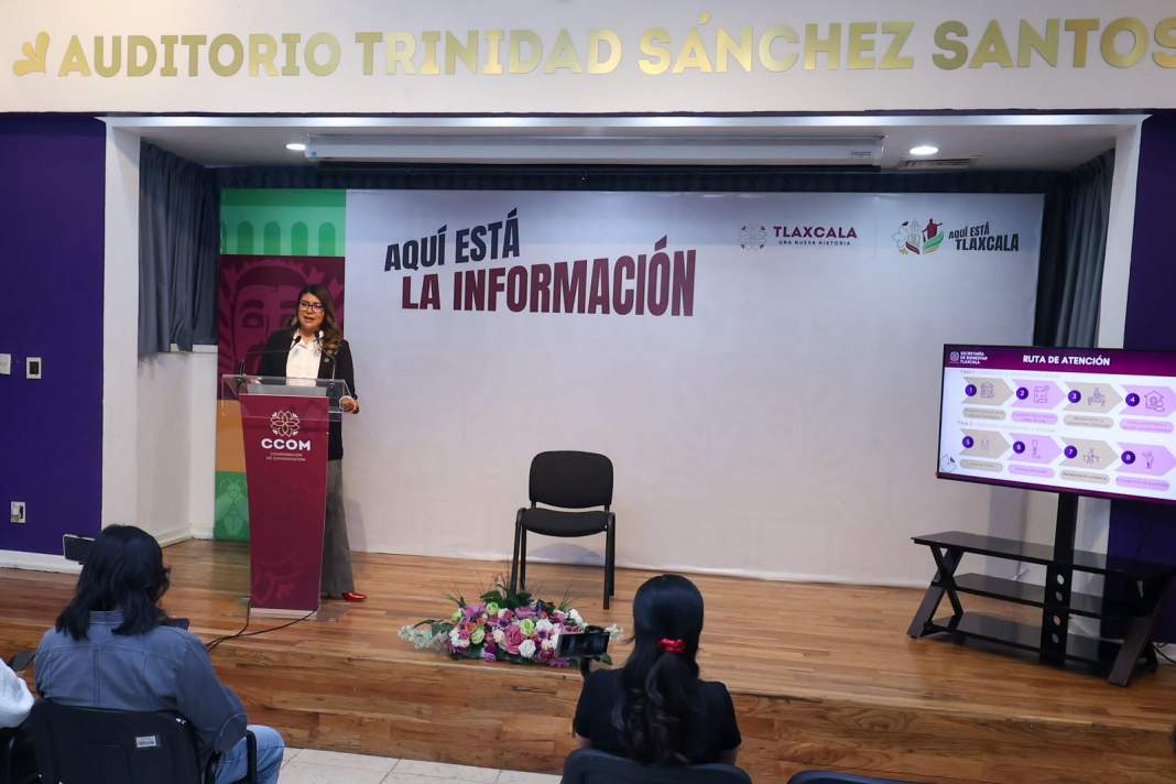 Persona con prótesis de pierna durante rehabilitación.