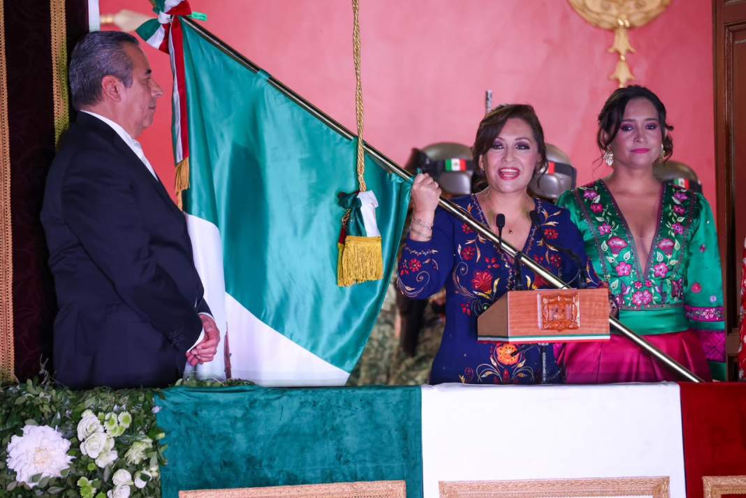 Lorena Cuéllar durante el Grito de Independencia en Tlaxcala.