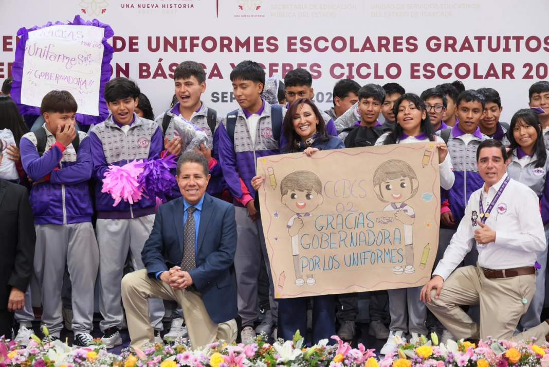 Estudiantes reciben uniformes escolares gratuitos en Tlaxcala.