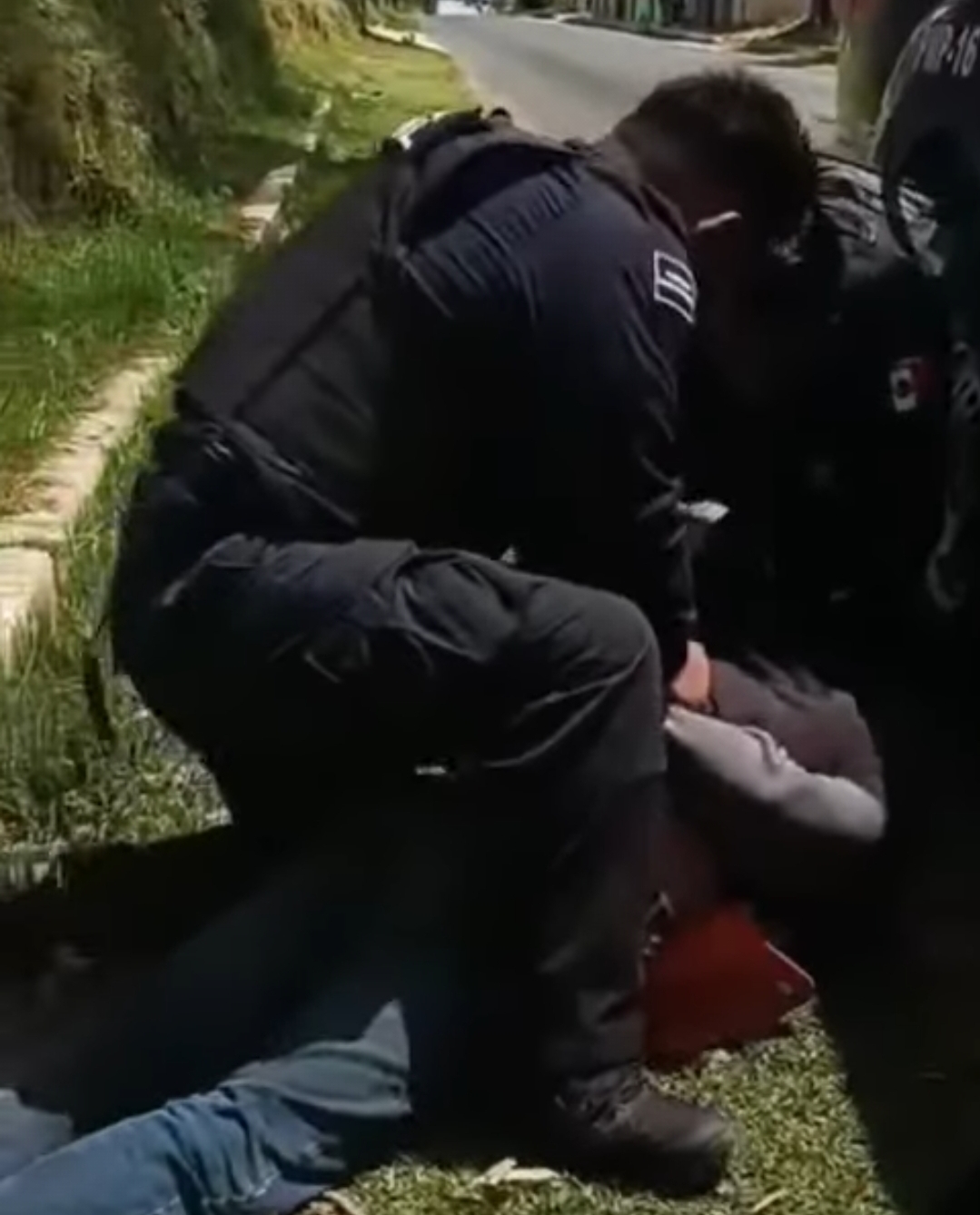 Abuso policial en Panotla: detienen y golpean a civil por fotografiar volcadura de una patrulla