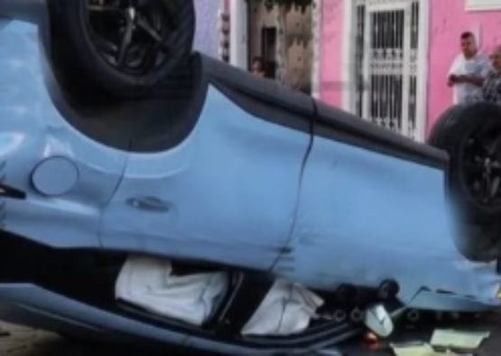 Volcadura moviliza a cuerpos de emergencia en pleno centro de San Pedro Cholula