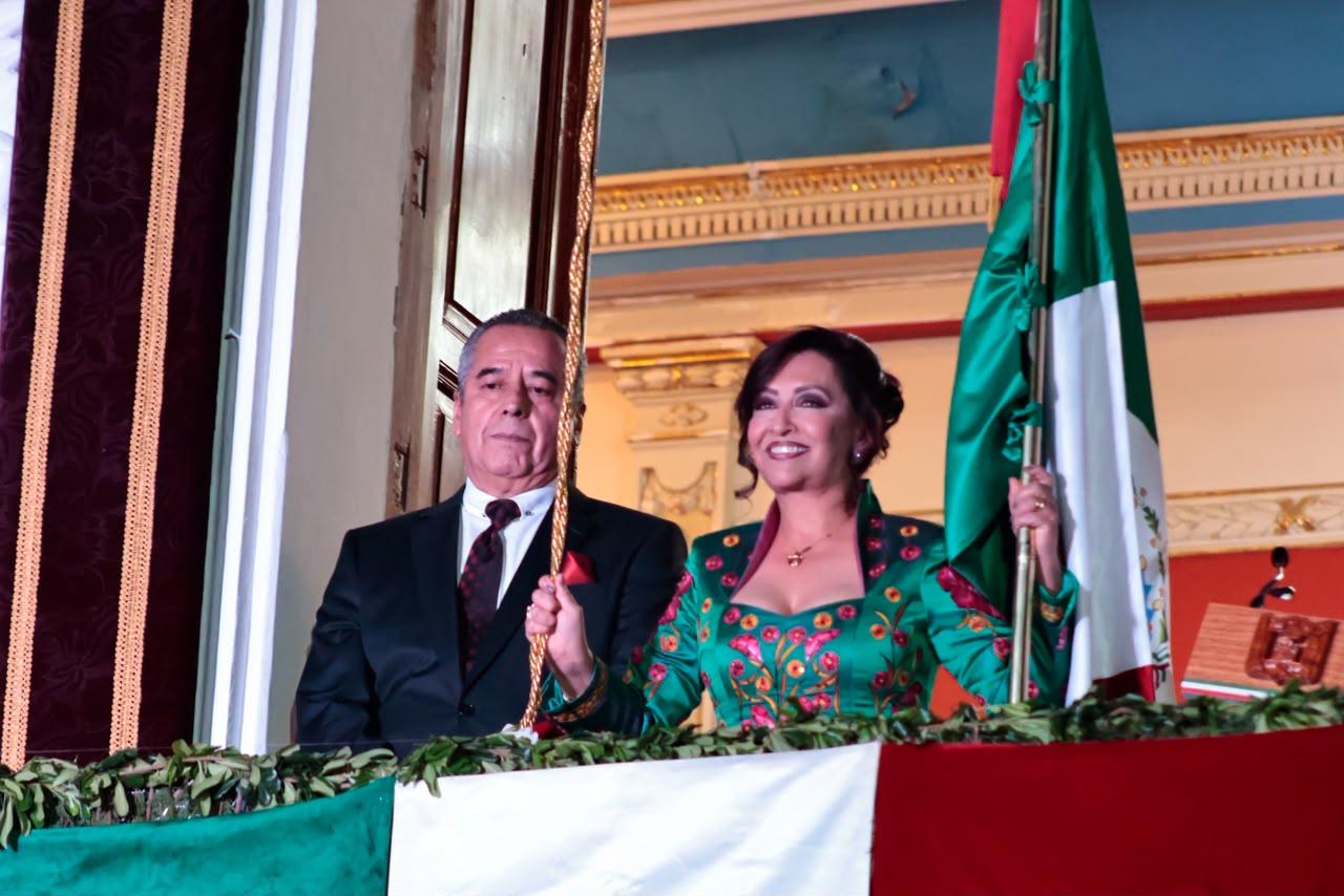 La noche del 15 de septiembre tuvo un significado especial para Tlaxcala. Lorena Cuéllar encabezó por última vez el Grito de Independencia como gobernadora, desde el balcón central de Palacio de Gobierno, en una ceremonia que marcó simbólicamente el cierre de una etapa iniciada en 2021.  La mandataria recibió el Lábaro Patrio de manos de la escolta de la Vigésimo Tercera Zona Militar y, alrededor de las 23:00 horas, salió al balcón ante cientos de personas reunidas en la Plaza de la Constitución.  [[READMORE]]  El último Grito de Lorena Cuéllar en Tlaxcala  La ceremonia combinó la celebración de las fiestas patrias con uno de los momentos finales de la administración de Cuéllar Cisneros. Desde el balcón de Palacio de Gobierno, la gobernadora hizo sonar la campana, ondeó la Bandera Nacional y pronunció las arengas tradicionales.  Después del acto cívico se realizaron juegos pirotécnicos y una verbena popular en el centro histórico de la capital, mientras las familias que acudieron a la Plaza de la Constitución continuaron con los festejos.  Para la mandataria, se trató de su quinta y última ocasión al frente de esta ceremonia como titular del Ejecutivo estatal. En declaraciones posteriores, Cuéllar señaló que se encontraba feliz y emocionada por este último Grito y agradeció a la población por acompañarla durante sus cinco años de gobierno.  Una ceremonia con significado político  Más allá de la celebración patriótica, el acto ocurrió en la recta final del gobierno estatal. El simbolismo de la noche estuvo relacionado con el cierre de un periodo político que comenzó en 2021 y que tendrá su último tramo durante los próximos meses.  El episodio también se inscribe en un escenario de mayor presencia de mujeres en cargos de decisión pública. Claudia Sheinbaum ocupa la Presidencia de México y Cuéllar encabeza el gobierno de Tlaxcala, mientras en los municipios del estado también existe una participación relevante de mujeres en las presidencias municipales.  La presencia femenina en los espacios de gobierno constituye uno de los elementos que rodearon el significado político de las fiestas patrias de este año, aunque la ceremonia tlaxcalteca mantuvo como eje principal la conmemoración del inicio de la Independencia.  Así transcurrió la noche en la capital  La jornada del 15 de septiembre se desarrolló con la concentración de cientos de personas en el centro histórico de Tlaxcala. Tras el acto desde Palacio de Gobierno, los asistentes participaron en la verbena y disfrutaron del espectáculo pirotécnico.  El último Grito de Cuéllar quedó así incorporado a las celebraciones patrias de 2026 y, al mismo tiempo, como una de las imágenes que marcarán la recta final de su administración al frente de Tlaxcala.