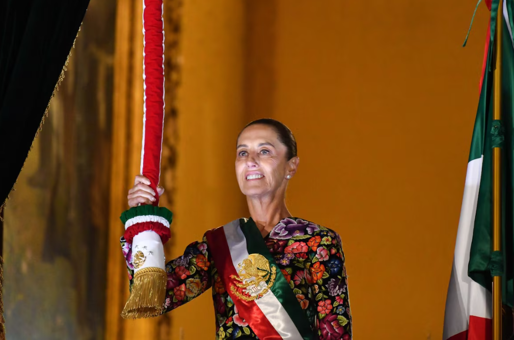 Claudia Sheinbaum con atuendo bordado en el Grito de Independencia.