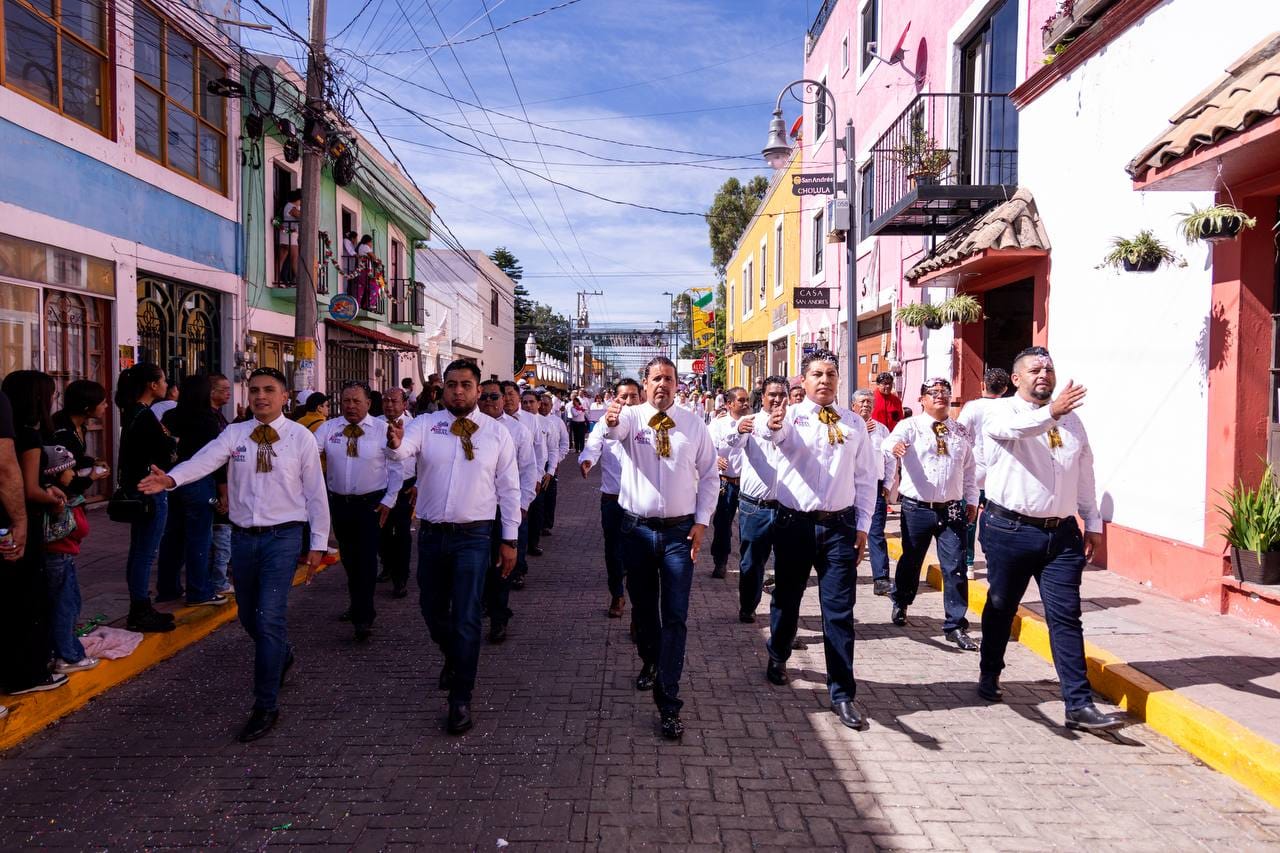 Encabeza Lupita Cuautle desfile cívico por CCXVI aniversario del inicio de la independencia