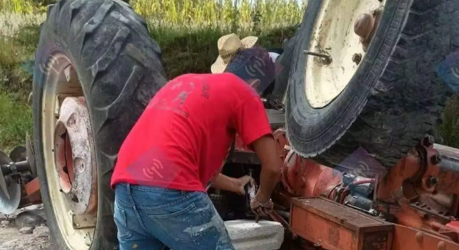Tractor volcado en un camino de terracería en San Pablo del Monte
