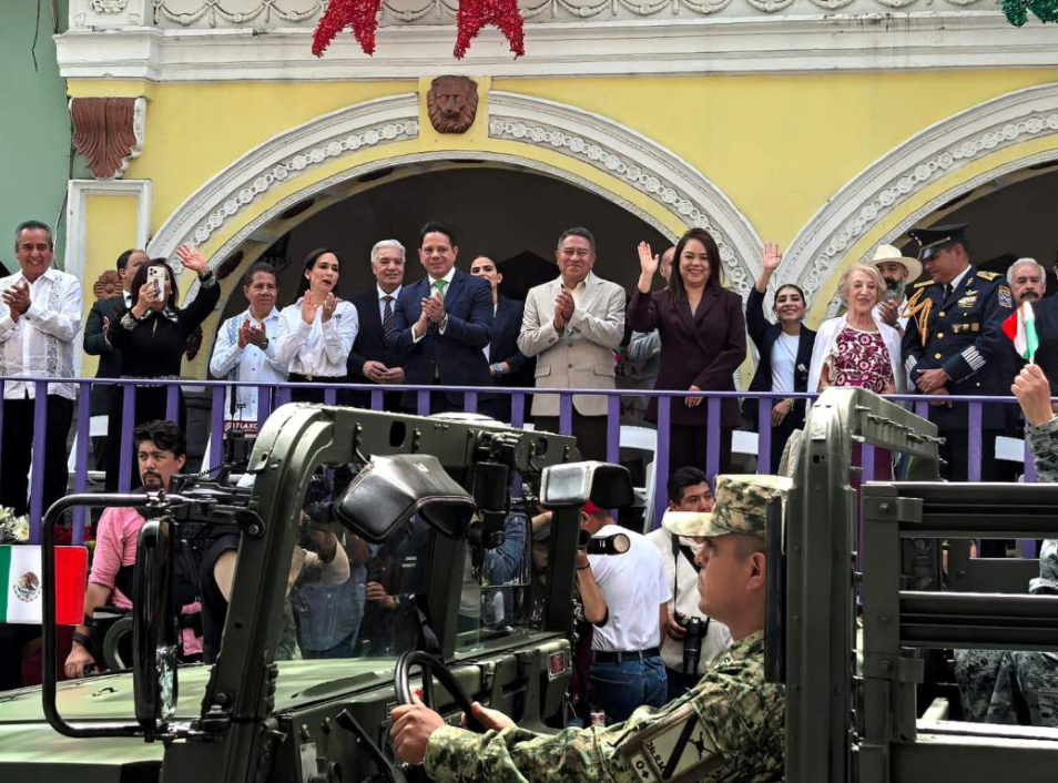 Carlos López Suárez durante el desfile de Independencia en Tlaxcala