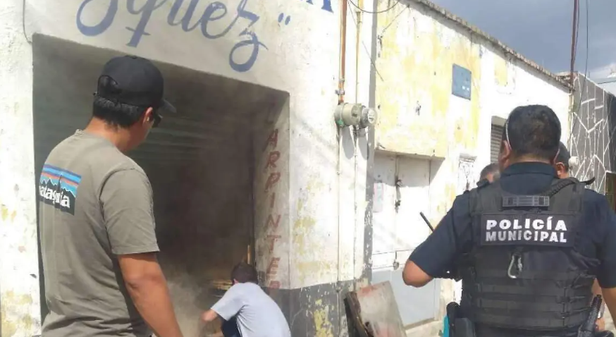 Taller de carpintería afectado por un incendio en Apizaco.
