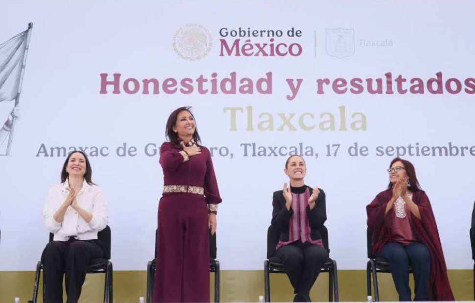 Lorena Cuéllar y Claudia Sheinbaum durante un acto en Tlaxcala