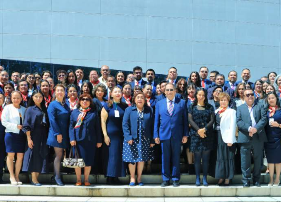 Especialistas durante el Congreso Internacional de Odontología de la UATx.