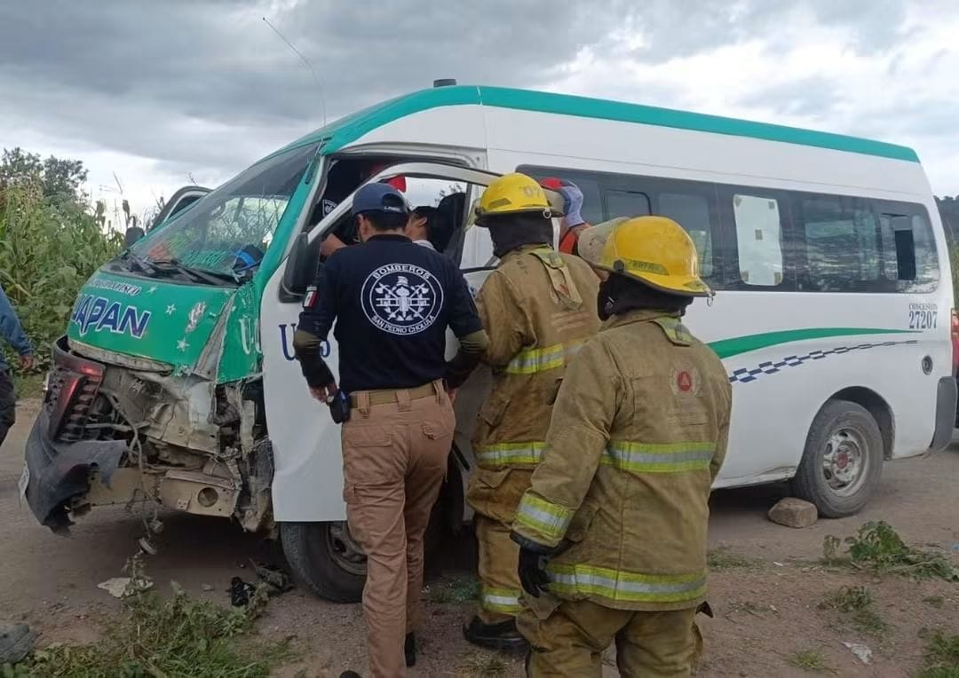 Dos mujeres resultan lesionadas tras accidente con transporte público en San Juan Tlautla