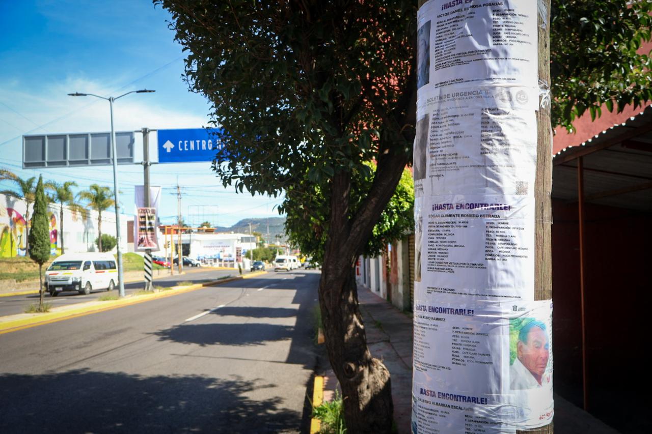 Colectivos tapizan calles de Tlaxcala con fichas de búsqueda ante crisis por desapariciones