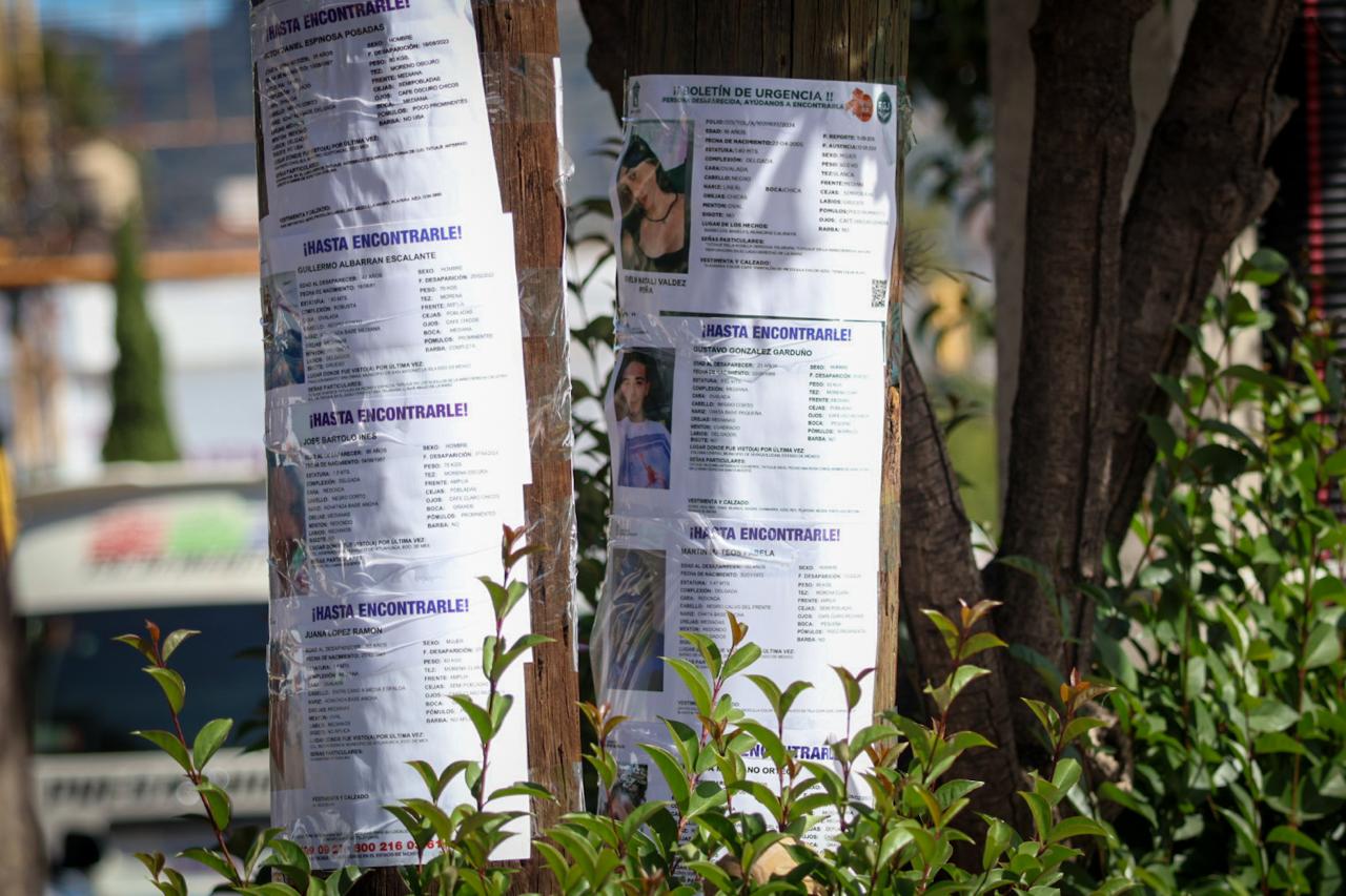 Colectivos tapizan calles de Tlaxcala con fichas de búsqueda ante crisis por desapariciones