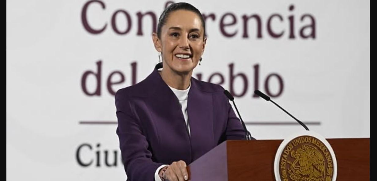 Sheinbaum encabeza ceremonia de bandera a media asta.