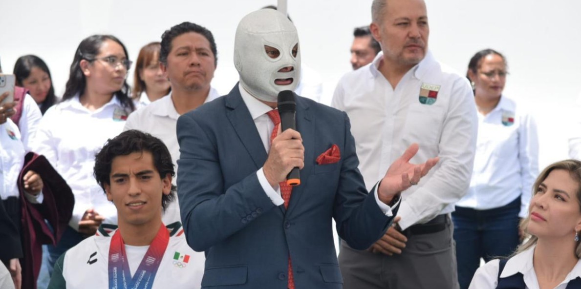 “El Hijo del Santo junto a estudiantes de la UDEP”