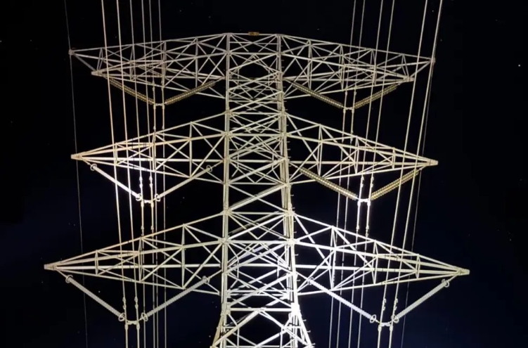 Personal de la CFE trabaja para restablecer el suministro eléctrico.