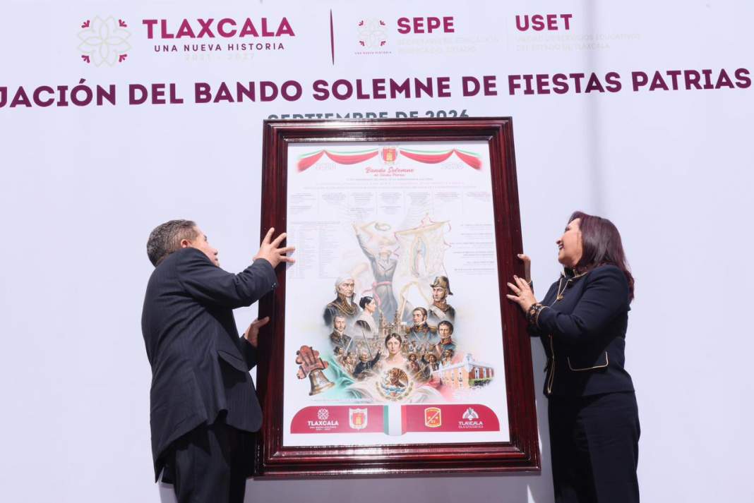 Autoridades de Tlaxcala colocan el Bando Solemne de Fiestas Patrias.