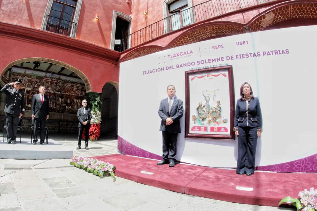 Autoridades colocan el Bando Solemne de las Fiestas Patrias en Tlaxcala.