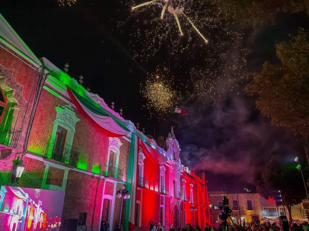 Familias observan el encendido de la iluminación patria en Tlaxcala.