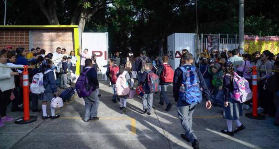 Estudiantes regresan a clases durante el inicio del ciclo escolar en Tlaxcala.