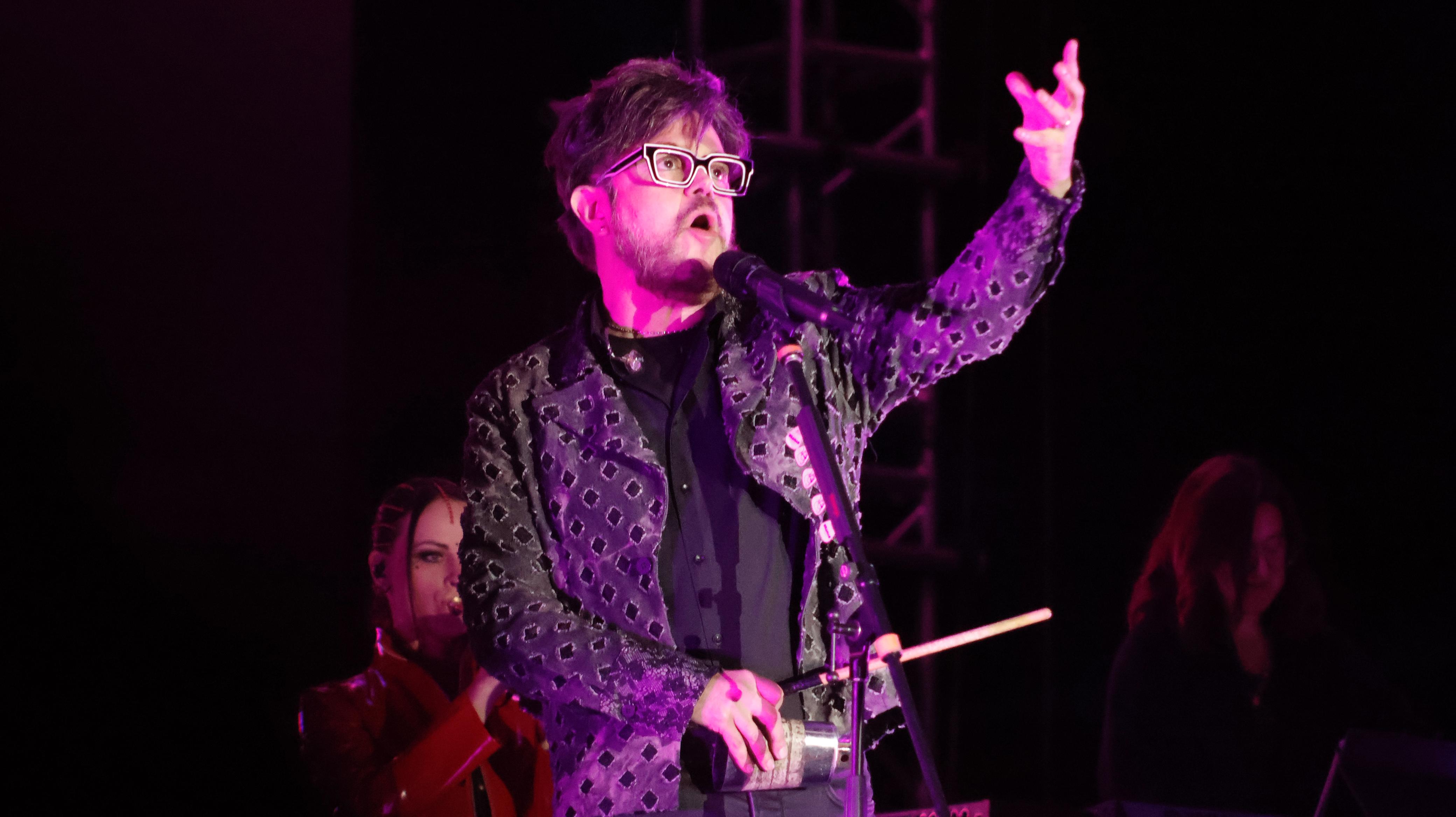 Aleks Syntek se va de México