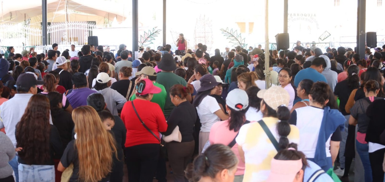 Entrega de kits de leche en Puebla