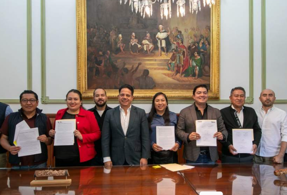 Autoridades de Tlaxcala durante firma de convenio ambiental