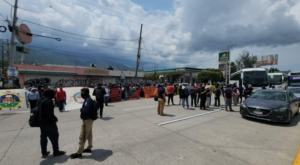 Normalistas de Ayotzinapa bloquean la Autopista del Sol.
