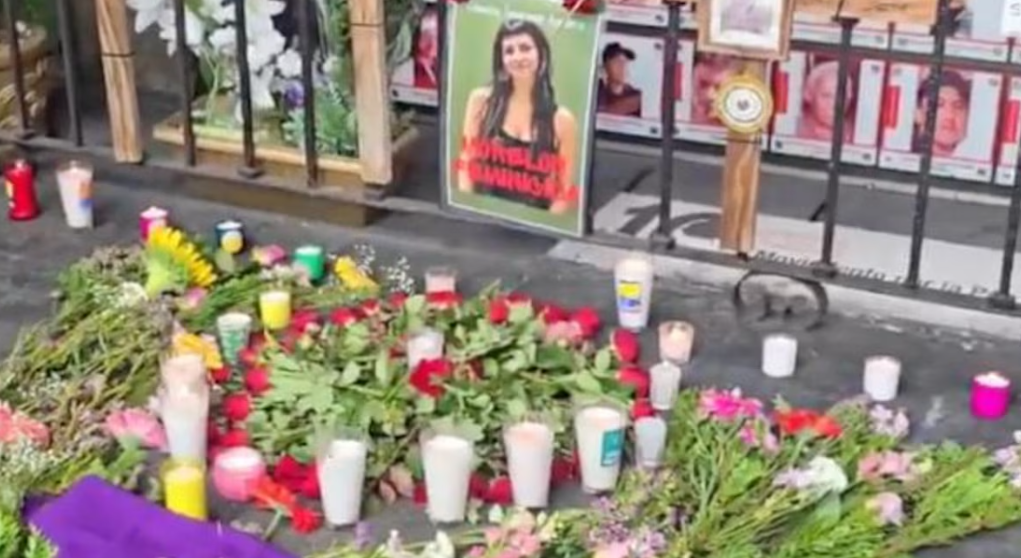 Estudiantes colocan altar en memoria de Claudia Tacoronte frente al Palacio de Gobierno de Morelos.