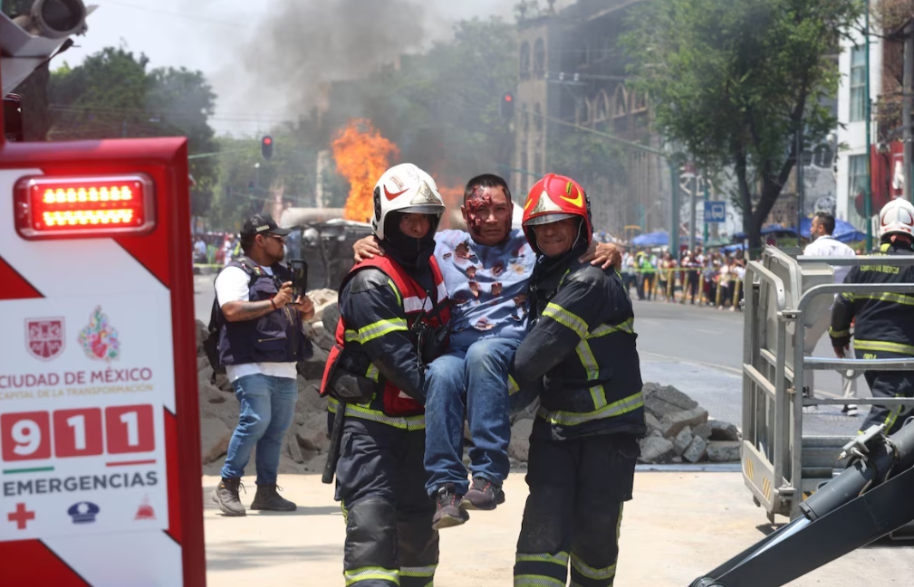 Personas participan en simulacro nacional