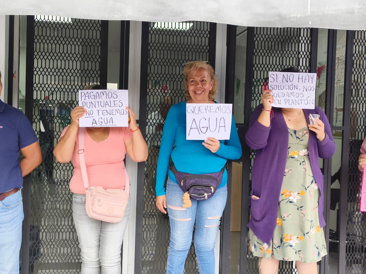 Vecinos de Paseos de Castillotla protestan por dos meses sin agua