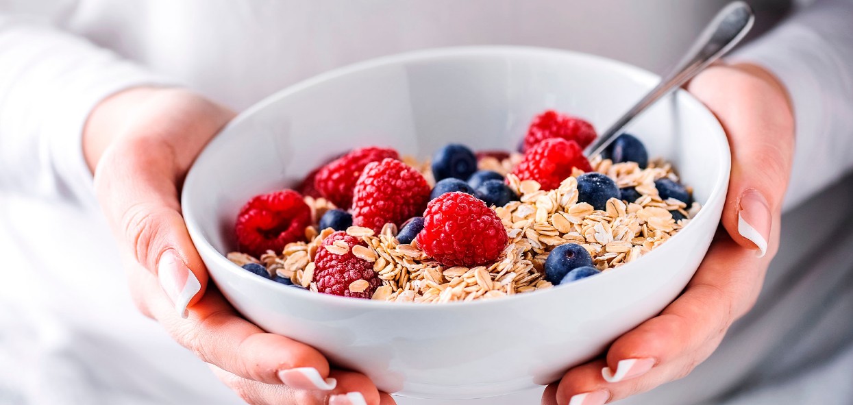 Tazón de avena con fruta y semillas