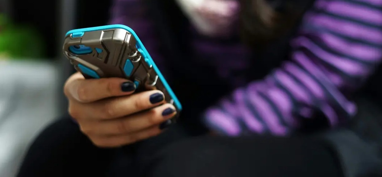 Estudiantes usando celulares en una escuela