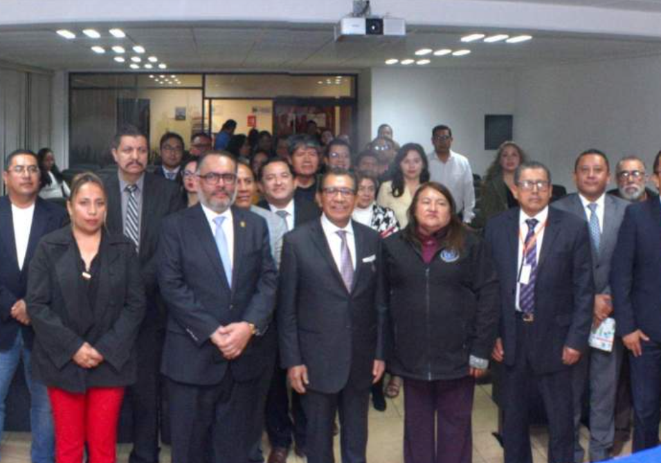 Serafín Ortiz durante conferencia sobre argumentación jurídica en Tlaxcala.