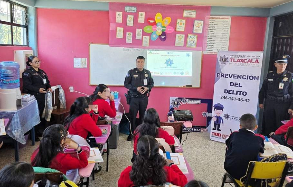 Policías municipales orientan a estudiantes de primaria sobre autocuidado.