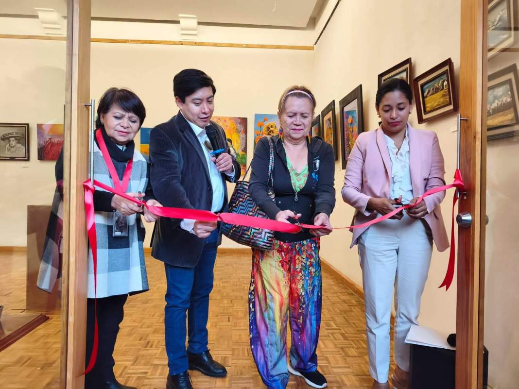 Obras de artistas en exposición del Palacio de Cultura