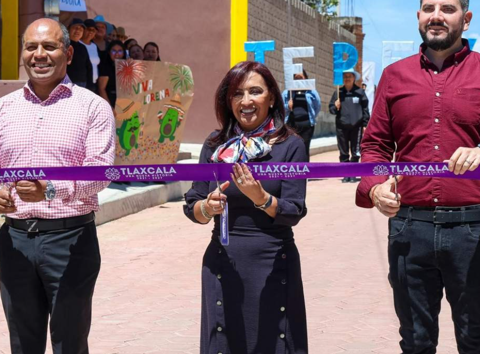 Lorena Cuéllar durante entrega de obras en Tlaxcala