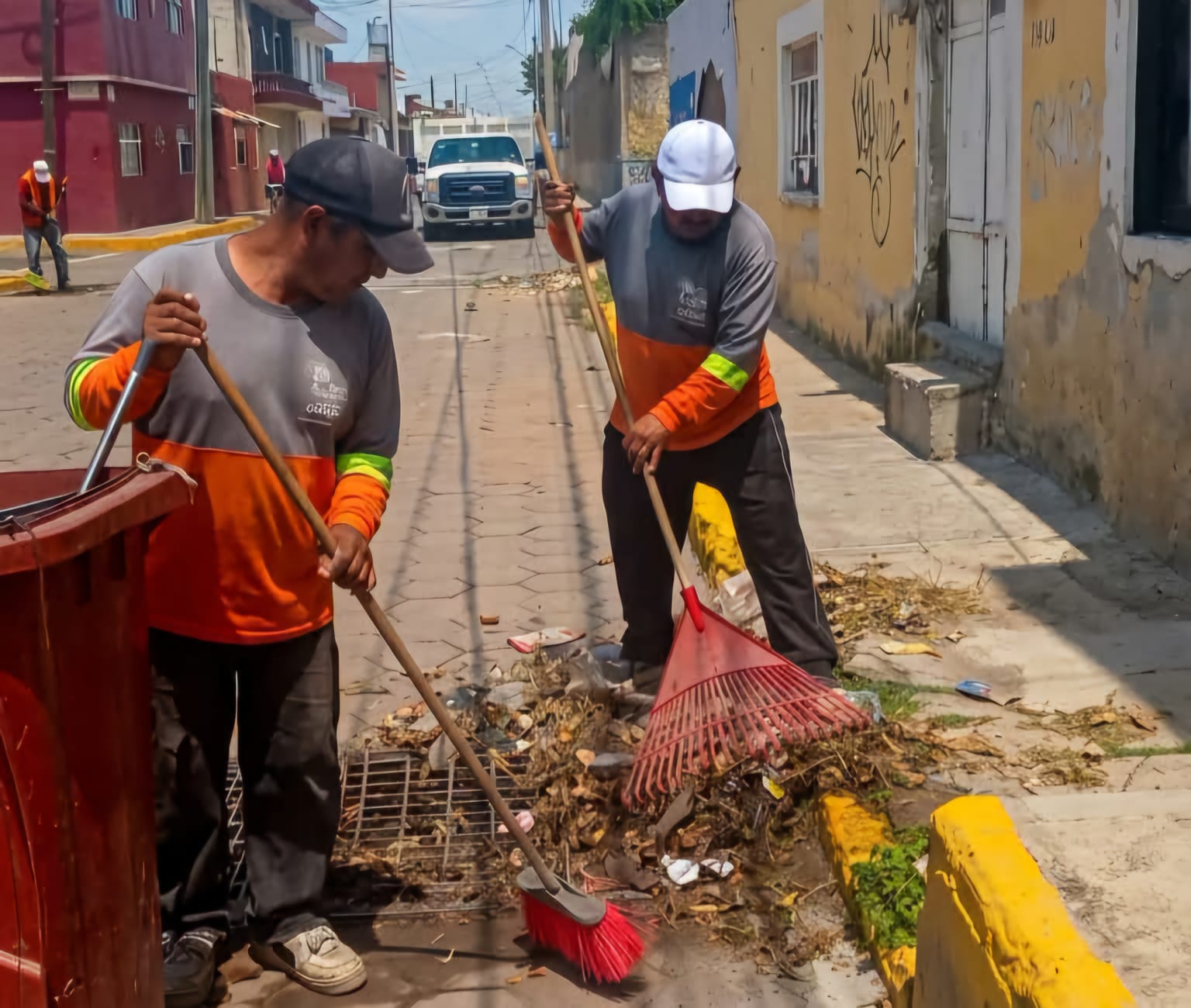 Retiran residuos y restos de poda para prevenir obstrucciones en alcantarillas de Cholula