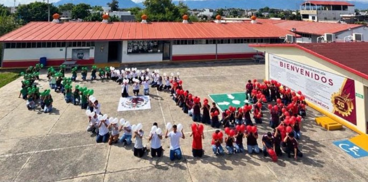 Jóvenes forman un mosaico con símbolos de México.