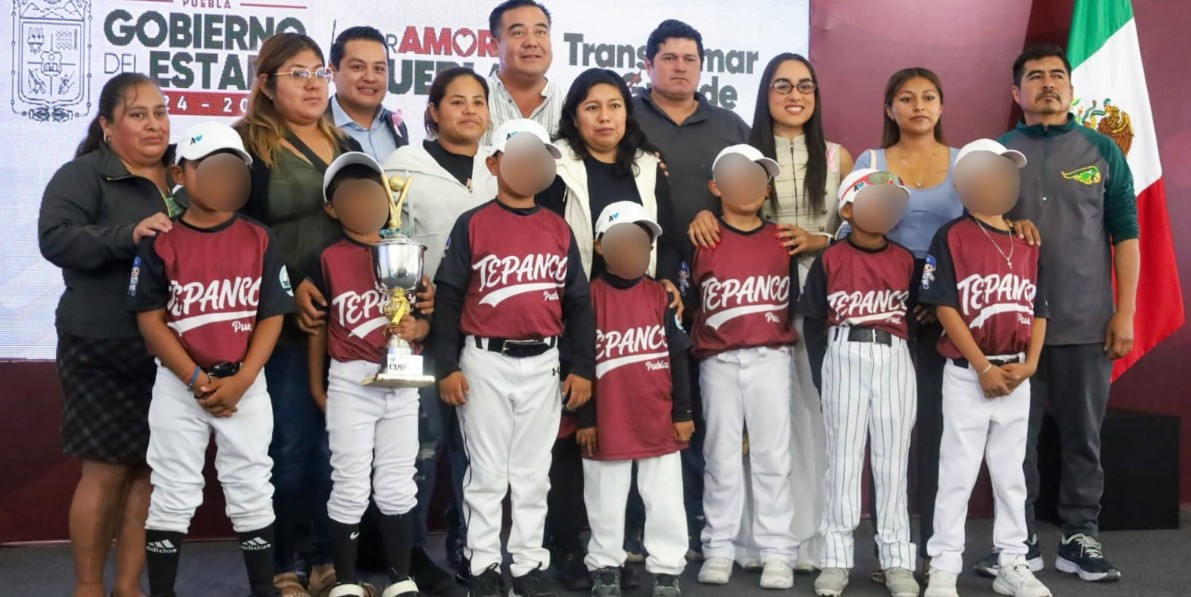 Niños de Tepanco celebran campeonato de béisbol.