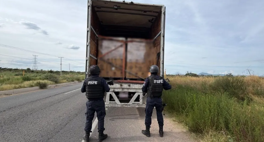 Tractocamión con cerveza robada asegurado en Guanajuato.