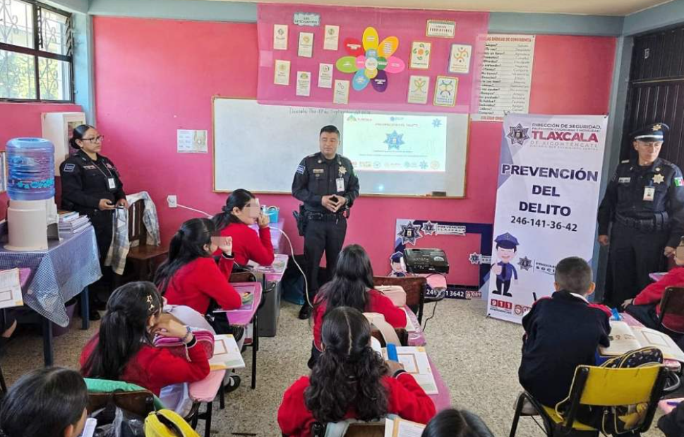 Policías municipales dan plática a estudiantes de primaria.