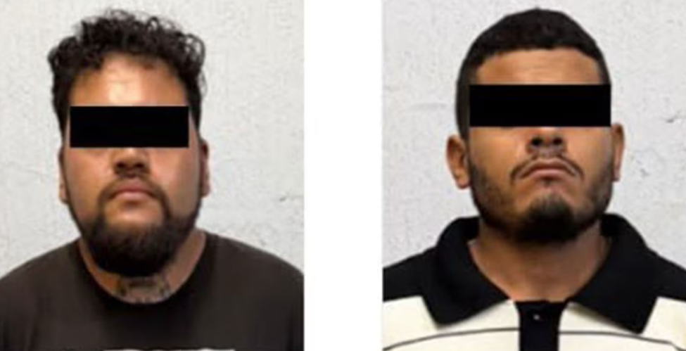 Policías resguardan a un adolescente en una central camionera.
