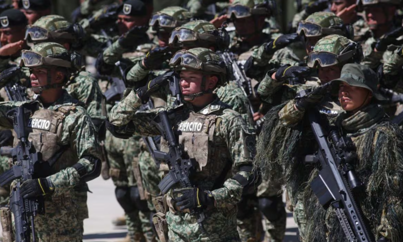 Más de mil elementos de la Marina de México participaron en ejercicios militares internacionales realizados en Estados Unidos y Panamá durante 2026. Sin embargo, los informes que la Secretaría de Marina (Semar) entregó al Senado sobre los resultados de esas operaciones fueron clasificados como información reservada.  La decisión fue difundida en la Gaceta del Senado el 22 de septiembre y alcanza a los reportes relacionados con RIMPAC 2026, FLEETEX 250, la Revista Naval Internacional 250 (INR 250) y PANAMAX 2026. Las autorizaciones oficiales confirman que fueron mil 73 marinos los enviados al extranjero entre junio y agosto.  [[READMORE]]  Mil 73 marinos mexicanos participaron en ejercicios internacionales  El contingente mexicano fue distribuido en diferentes ejercicios multinacionales. El grupo más numeroso, de 536 elementos, participó en RIMPAC 2026, realizado del 24 de junio al 31 de julio alrededor de las islas de Hawái.  De acuerdo con el Diario Oficial de la Federación (DOF), ese personal fue autorizado para salir del país y participar en el ejercicio a bordo de los buques ARM Usumacinta y ARM Juárez, con armamento y equipo táctico.  Otros 415 elementos participaron en FLEETEX 250, desarrollado del 15 al 30 de junio en la Estación Naval de Norfolk, Virginia. Posteriormente, ese mismo contingente intervino en la Revista Naval Internacional 250, celebrada del 1 al 8 de julio en Nueva York.  El tercer grupo estuvo integrado por 122 marinos, quienes participaron en PANAMAX 2026, en Panamá, del 3 al 14 de agosto, a bordo del ARM Jalisco. Las tres autorizaciones publicadas en el DOF suman los mil 73 elementos.  El Senado había solicitado informes sobre los resultados  Las autorizaciones para permitir la salida de los contingentes establecieron que la Secretaría de Marina debía presentar un informe sobre los resultados de cada ejercicio dentro de los 30 días hábiles posteriores a su conclusión.  Los documentos fueron entregados al Senado, pero posteriormente fueron clasificados como información reservada, por lo que su contenido no quedó disponible para consulta pública.  La clasificación fue sustentada en el artículo 112 de la Ley General de Transparencia y Acceso a la Información Pública, que contempla supuestos relacionados con materias como seguridad nacional, defensa y relaciones internacionales.  La reserva adquiere especial interés porque, según la periodista Leticia Robles de la Rosa, sería la primera ocasión en que los reportes de este tipo de adiestramientos de la Semar son reservados. Esa afirmación corresponde a su reporte sobre los documentos difundidos el 22 de septiembre.  ¿Qué ejercicios realizaron los marinos mexicanos?  RIMPAC 2026 fue el despliegue con mayor participación mexicana. El ejercicio reunió a fuerzas de 30 países y más de 30 mil participantes, además de buques, submarinos y aeronaves de diferentes naciones.  La Marina estadounidense informó que durante cinco semanas se realizaron más de 500 eventos de entrenamiento marítimo, más de 2 mil 400 salidas aéreas y más de 5 mil simulacros operacionales.  Las actividades incluyeron guerra antisubmarina, ataques marítimos, defensa aérea y antimisiles, operaciones anfibias y ejercicios de logística. También se desarrolló una simulación de combate para evaluar la capacidad de las fuerzas participantes para actuar de manera conjunta.  Estados Unidos sí difundió un balance general de RIMPAC  Mientras los informes específicos entregados por la Semar al Senado permanecen reservados, la Marina de Estados Unidos publicó información general sobre RIMPAC 2026.  El balance estadounidense permite conocer la dimensión del ejercicio, aunque no sustituye los informes mexicanos sobre los resultados concretos de la participación de la Armada de México.  Así, mientras existe información pública sobre las actividades generales realizadas en Hawái, los detalles específicos de la participación mexicana y los resultados reportados por la Semar al Legislativo no están disponibles públicamente debido a la clasificación de reserva.