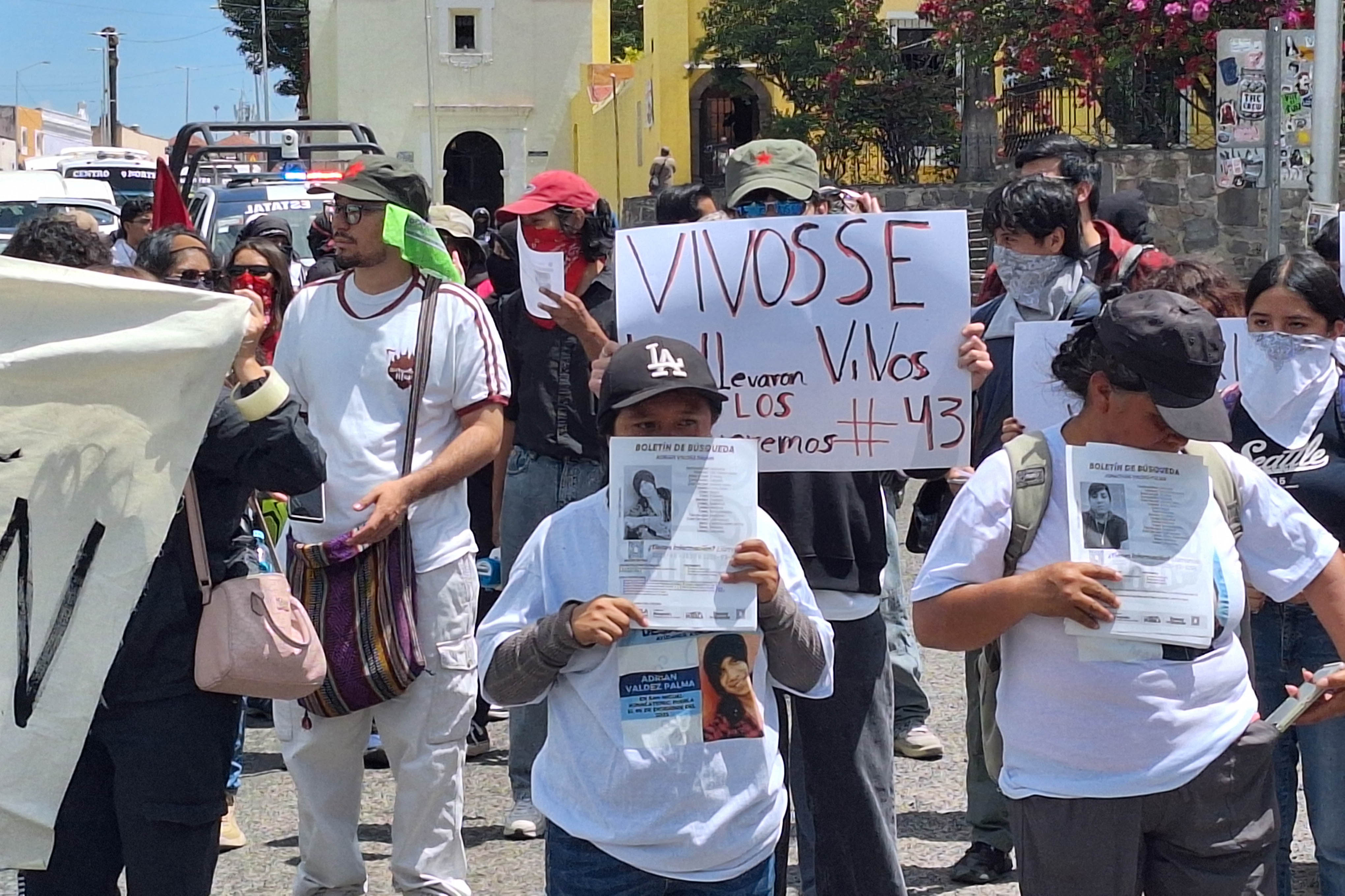 Estudiantes marchan en Puebla por Ayotzinapa y jóvenes desaparecidos