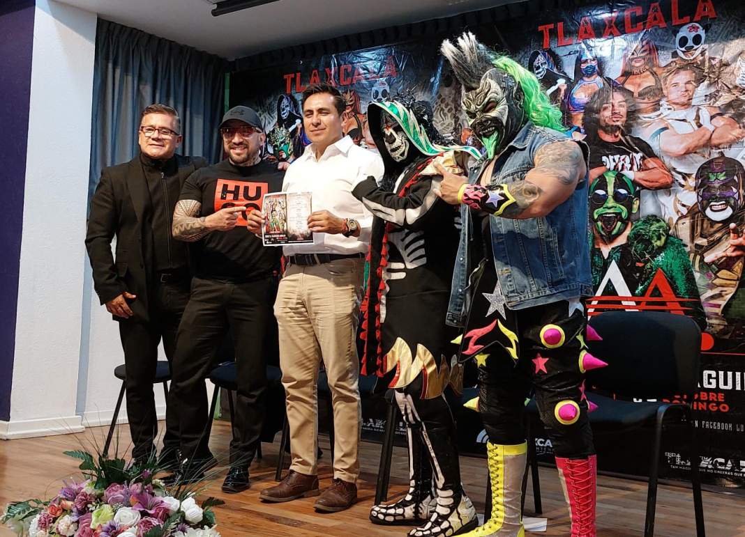Luchadores de AAA durante presentación de función en Tlaxcala