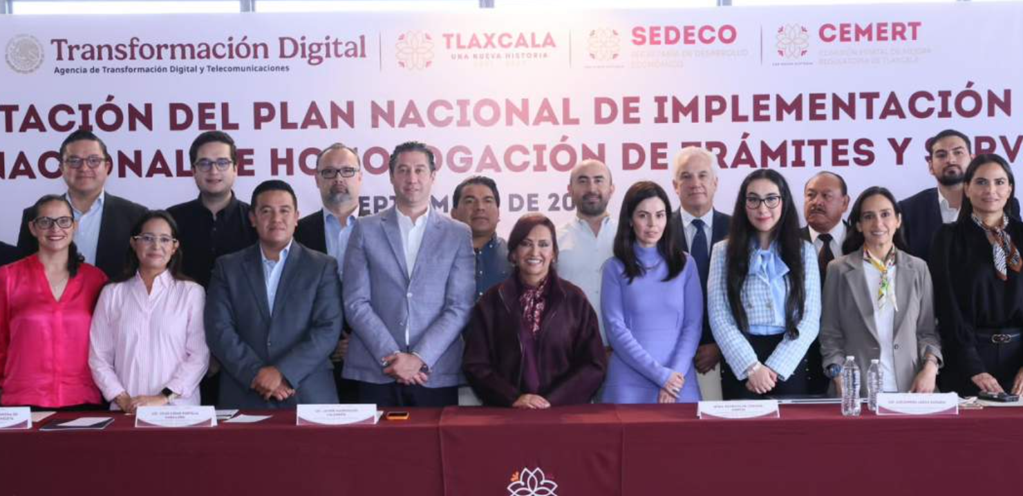 Lorena Cuéllar durante firma de pacto para digitalizar trámites