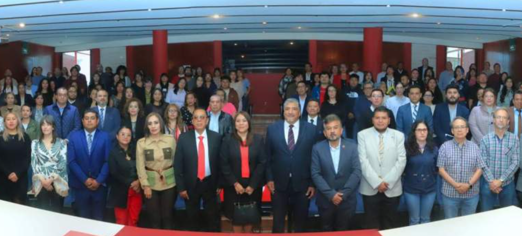 Autoridades de la UATx durante la glosa del Estatuto General