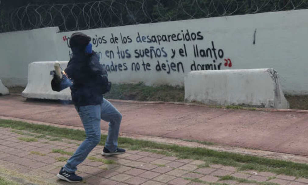 Normalistas protestan frente a instalaciones militares en Iguala